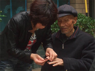 为老人剪指甲