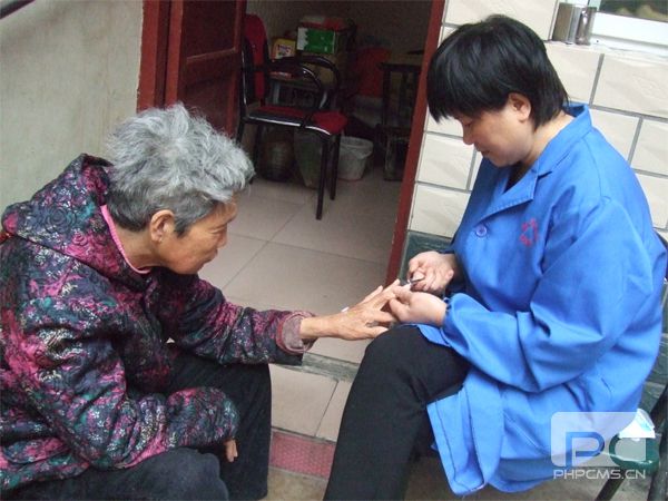 为老人剪指甲.