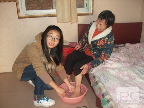 老人晚上多泡热水脚对心脏有好处