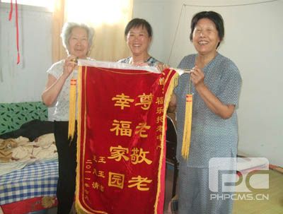 72岁老人自学成梵文书法家
