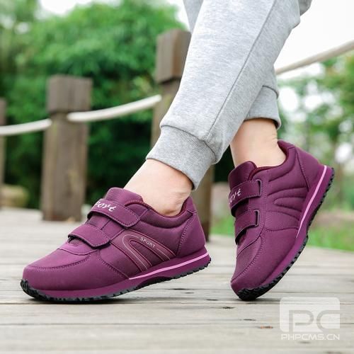 老年人日常出门，穿什么鞋子更舒服呢？
