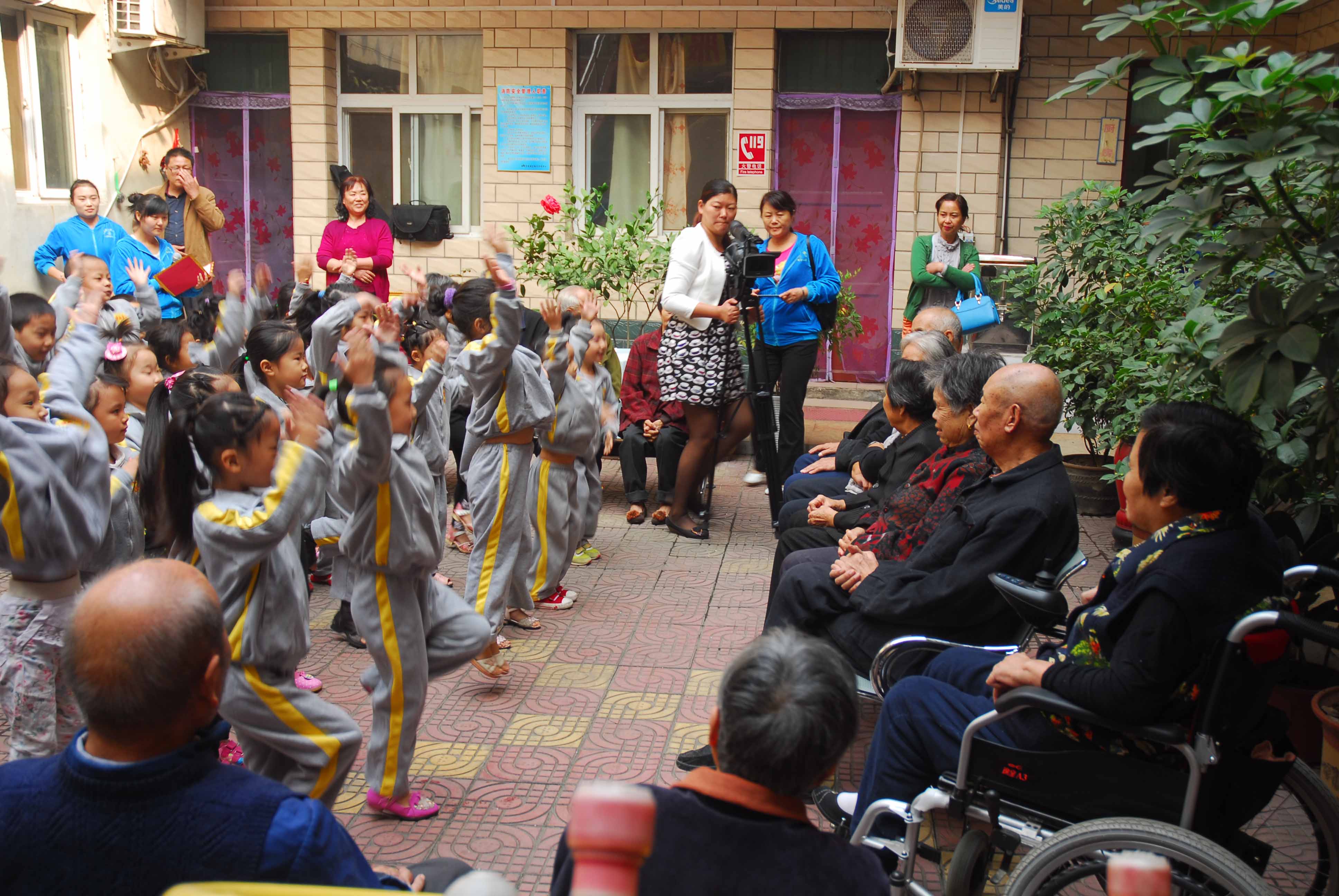 福乐托老中心重阳节携幼稚园师生为老人带来欢声笑语