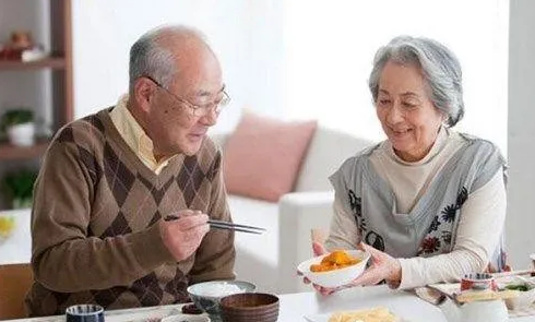 南阳养老院|晚年人该怎么坚持饮食健康